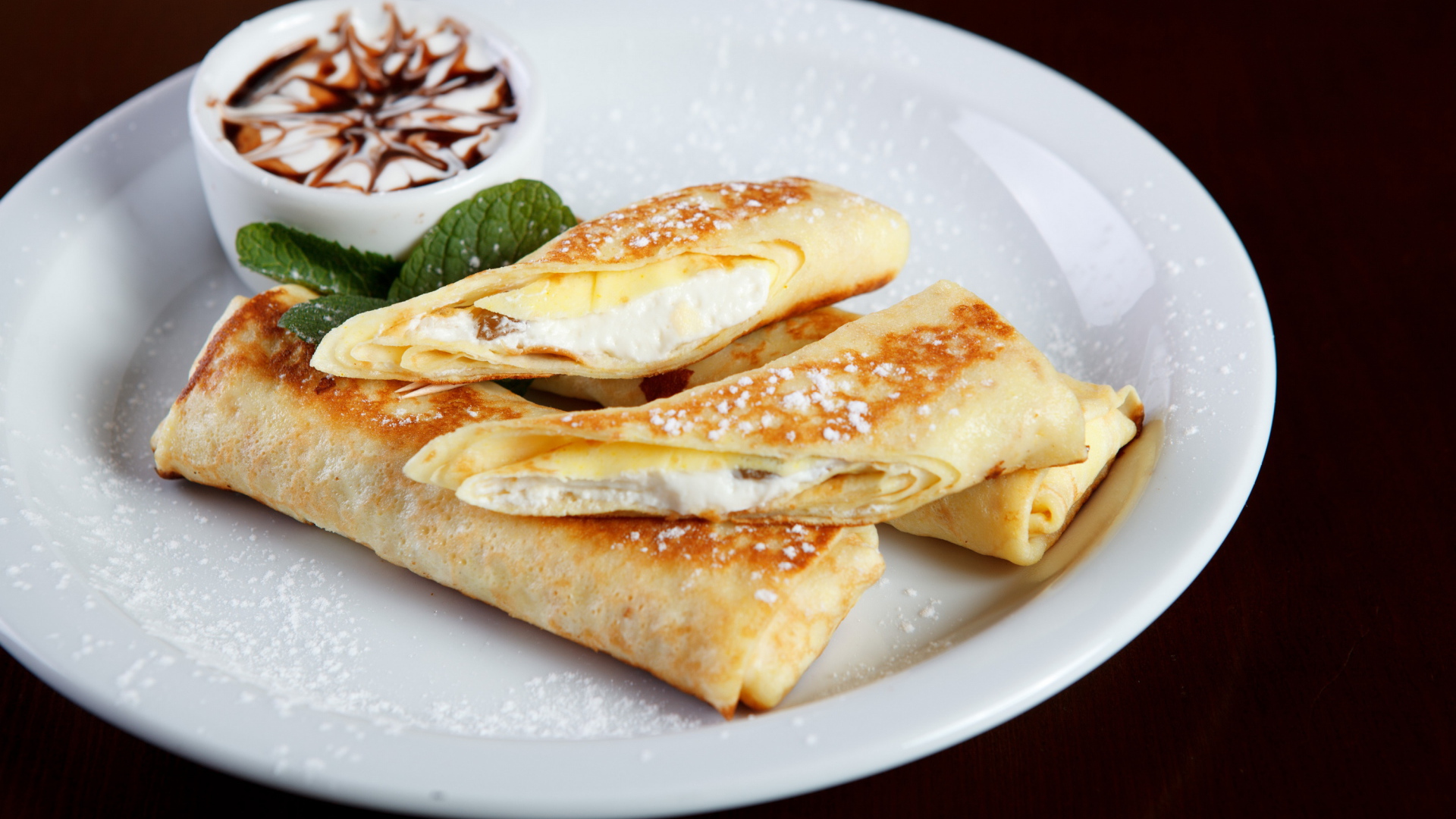 Блины с творогом и сметаной на белой тарелке на Масленицу