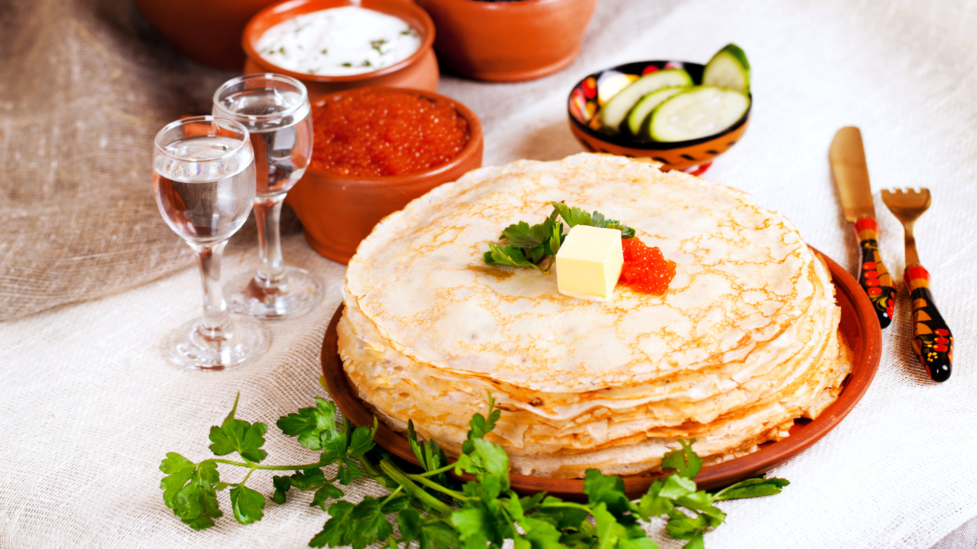 Блины с красной икрой на праздничном столе на Масленицу 2018