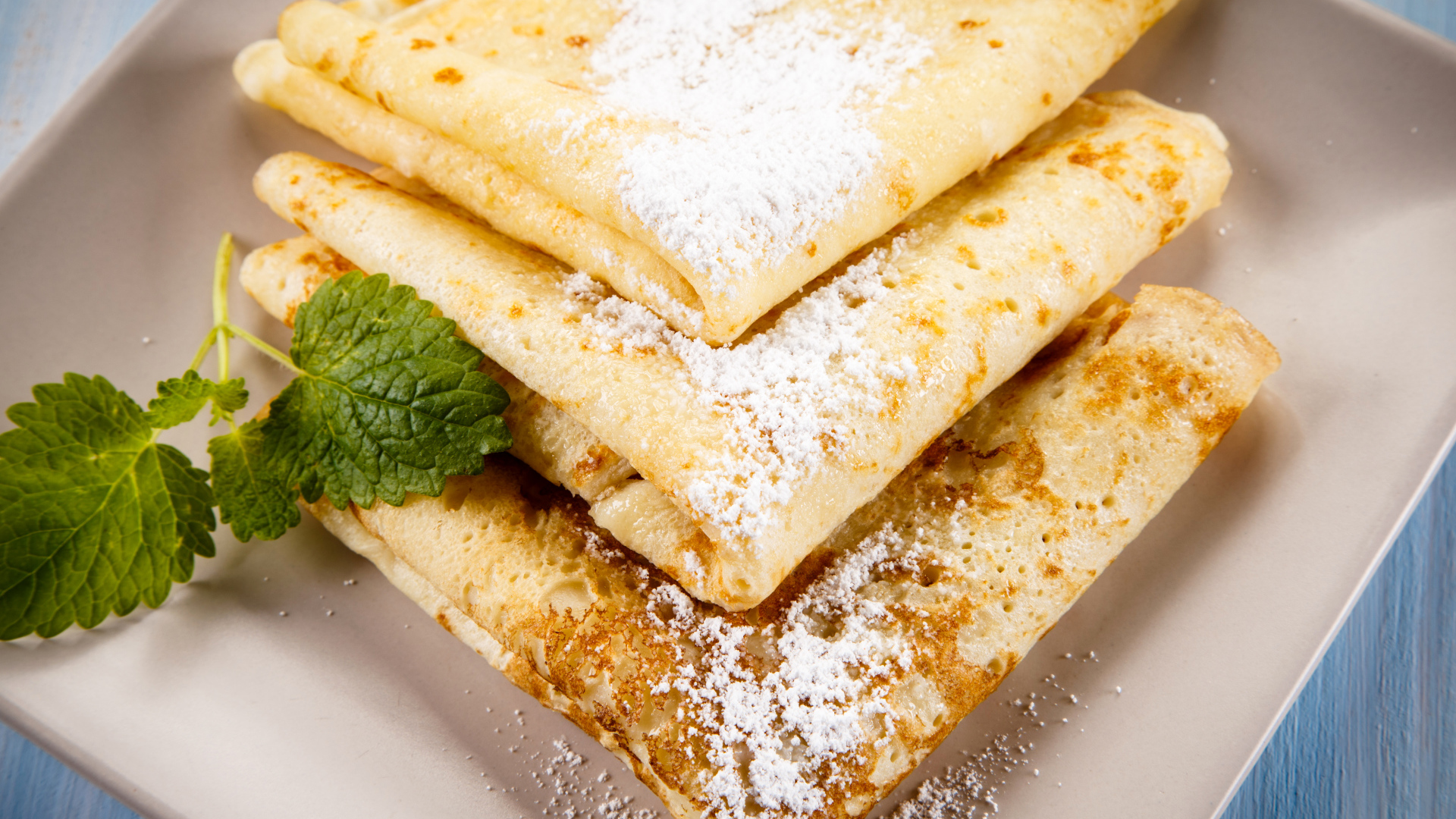 Тонкие блинчики с сахарной пудрой и листиком мяты на Масленицу 2018