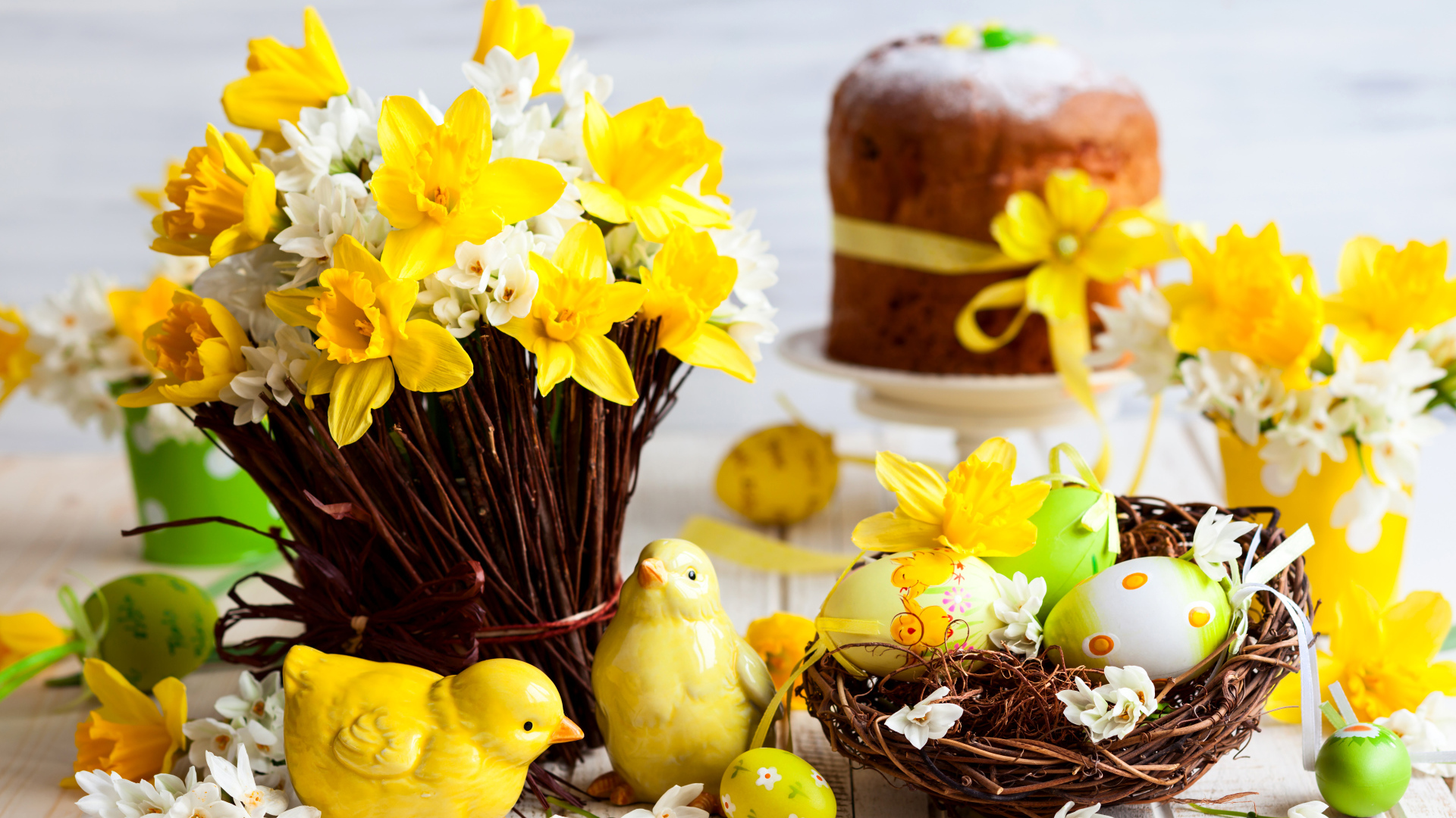 Букет весенних цветов на столе с пасхальными яйцами
