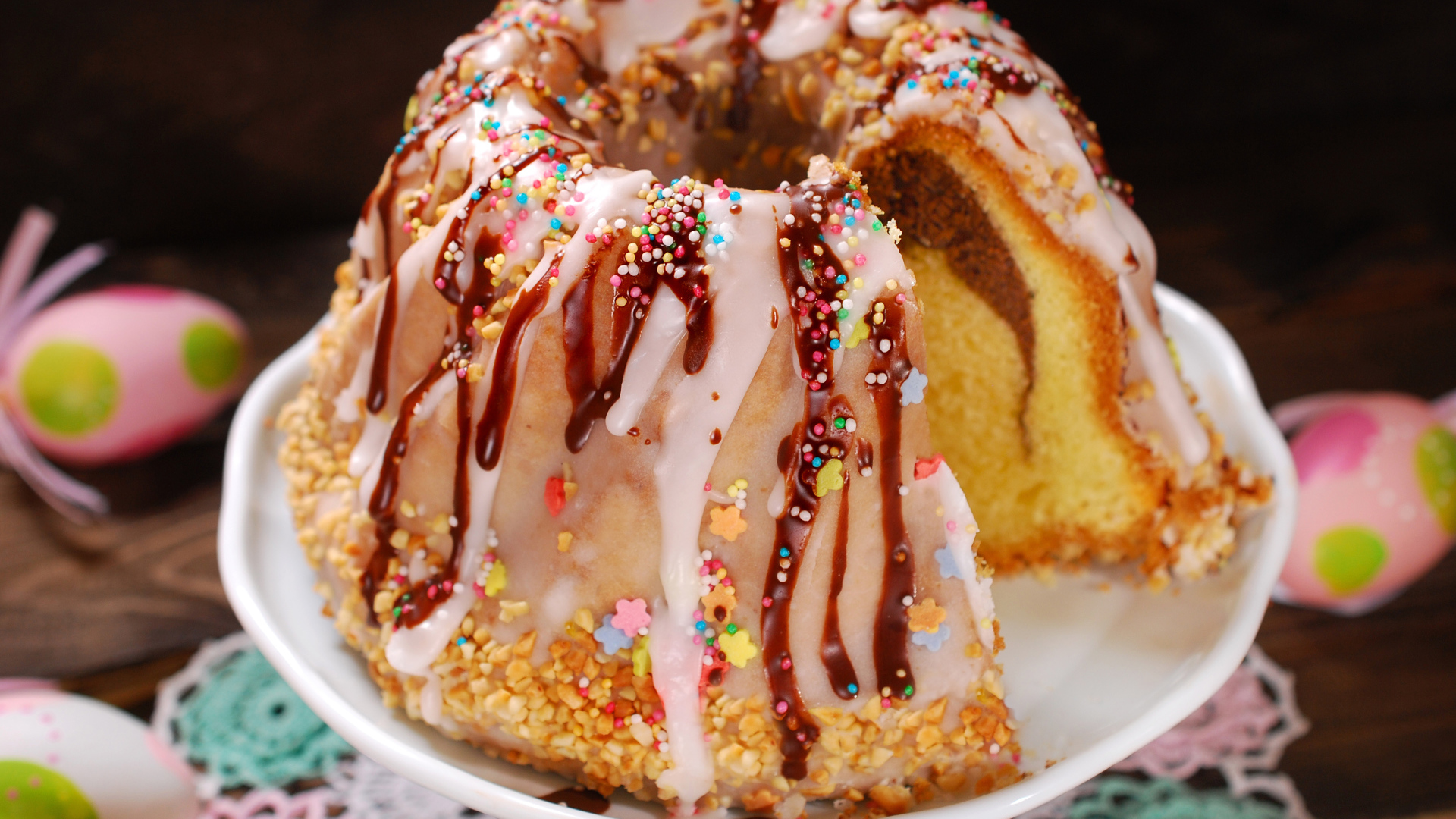 Красивый пасхальный кулич с глазурью на праздник Пасха