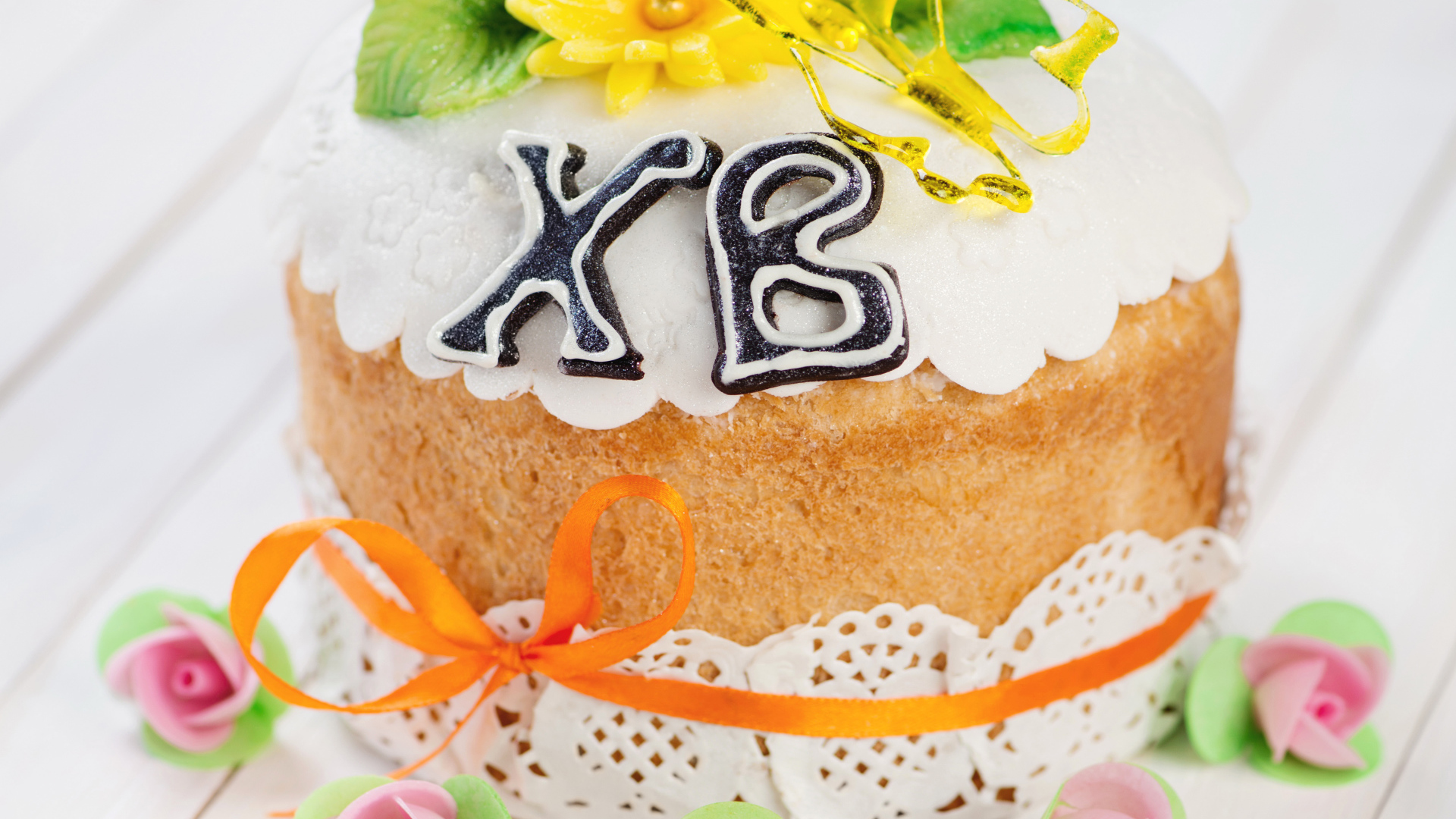 Пасхальный кулич с розочками на праздник