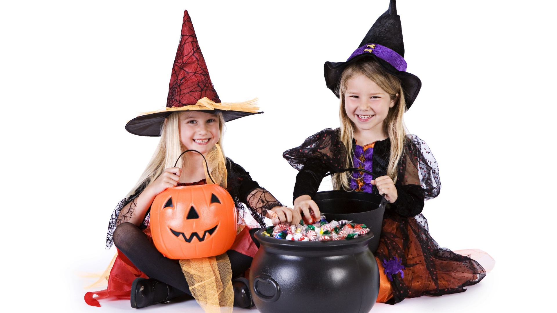 Две маленькие девочки в костюмах на Хэллоуин