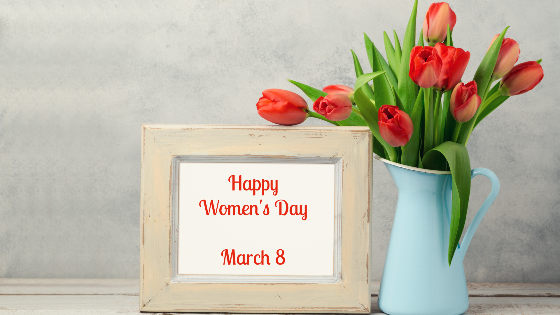 Букет красных тюльпанов в голубой вазе на 8 марта