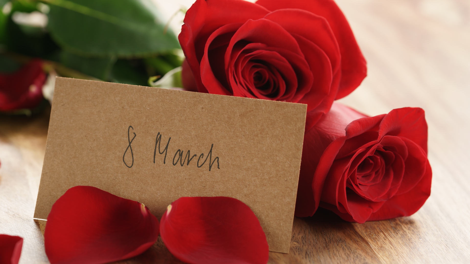 Красные розы и записка на Международный женский день 8 марта