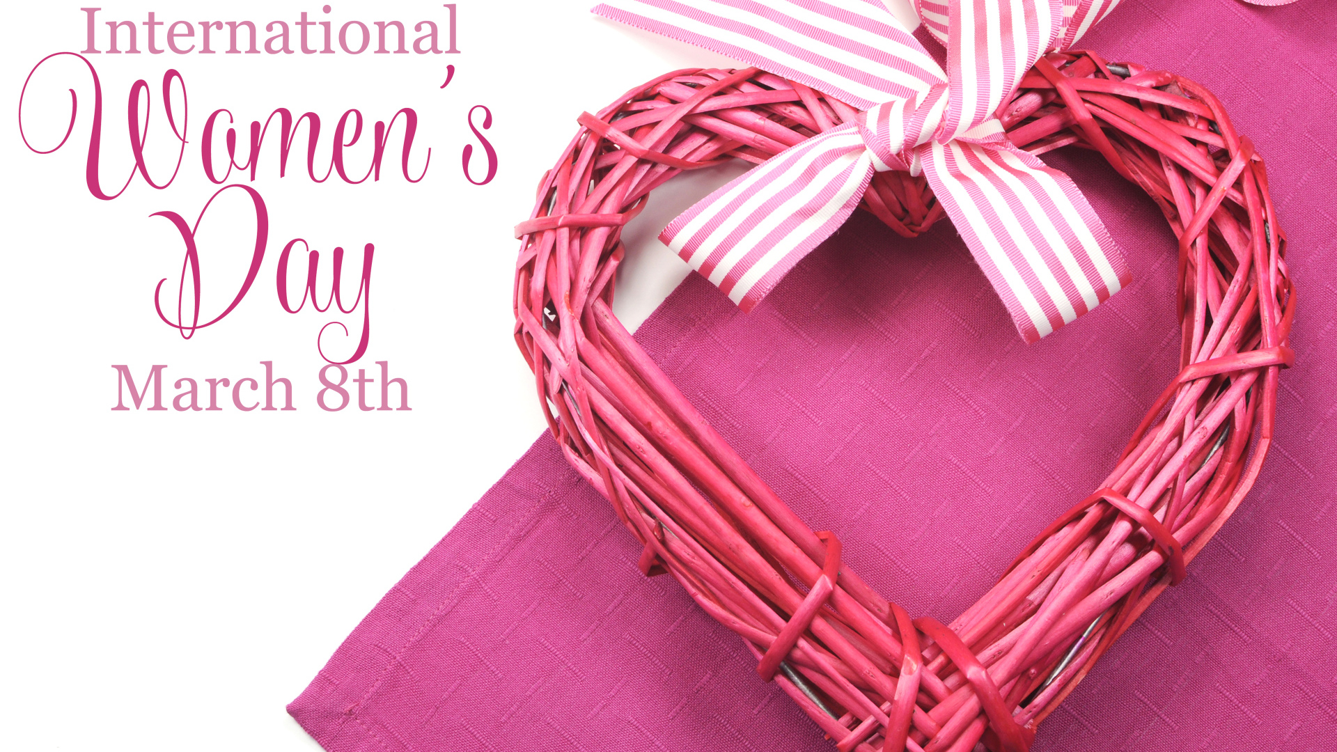 Плетеное розовое сердце в подарок на Международный женский день 8 марта