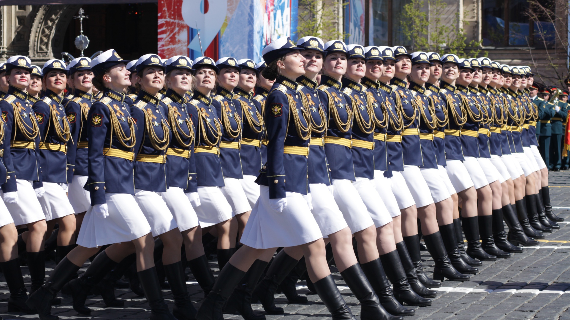Девушки курсанты на военном параде ко Дню Победы, 9 мая