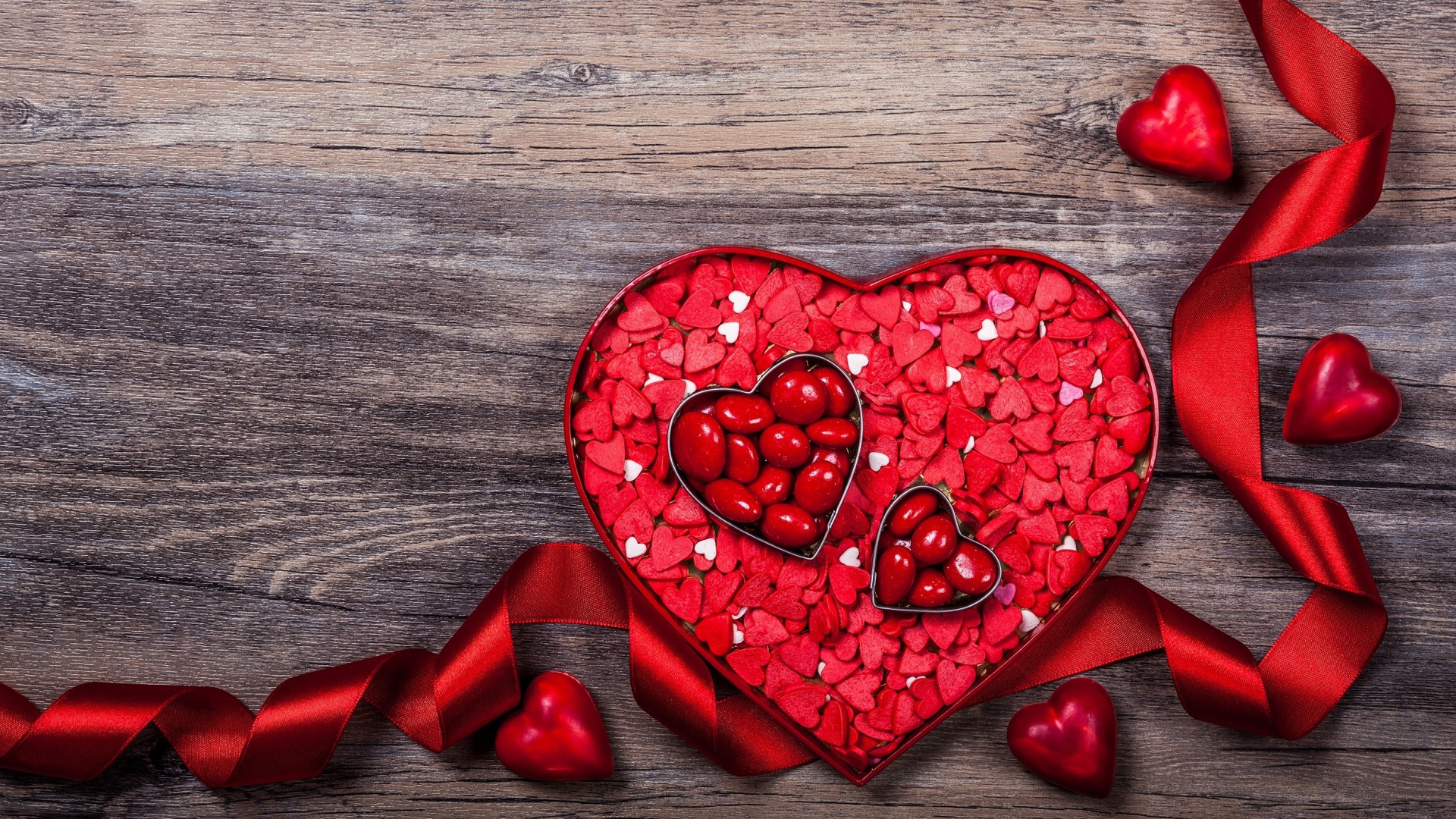 Коробка конфет в форме сердца с красной лентой в подарок