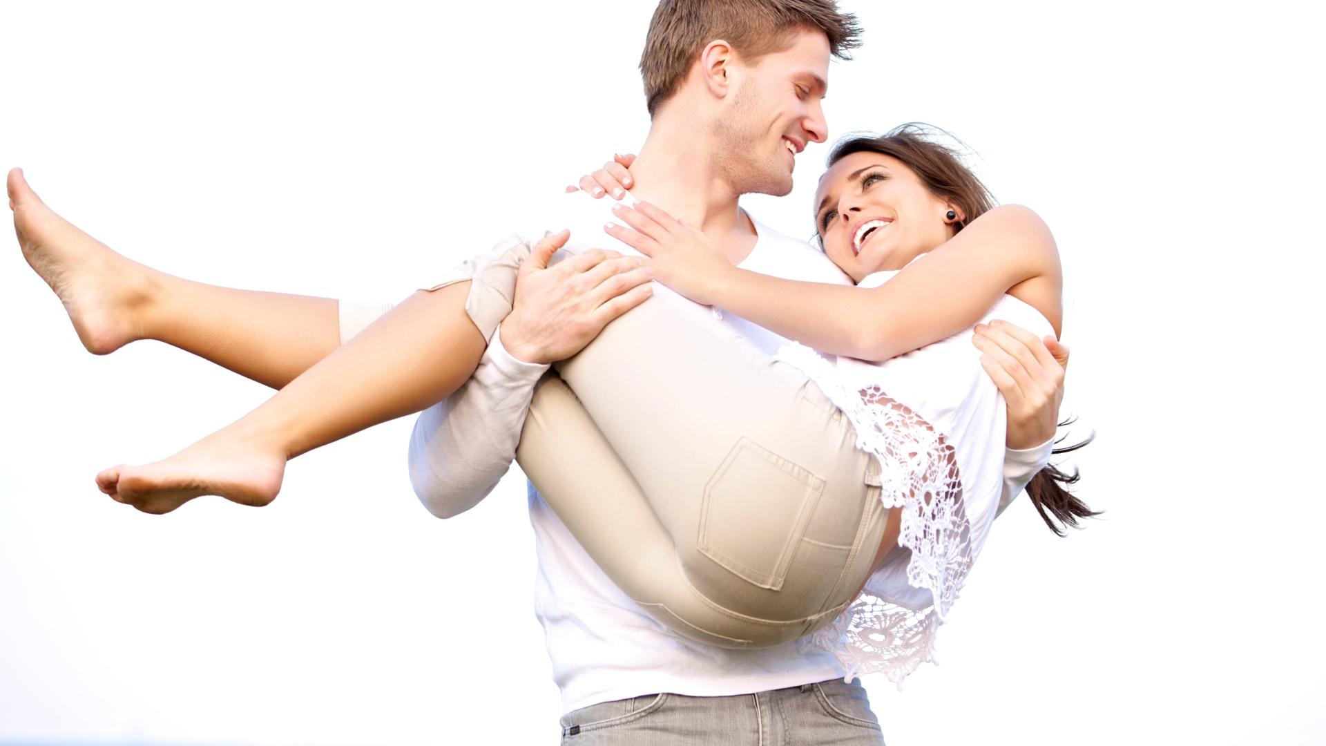 Влюбленный парень держит девушку на руках