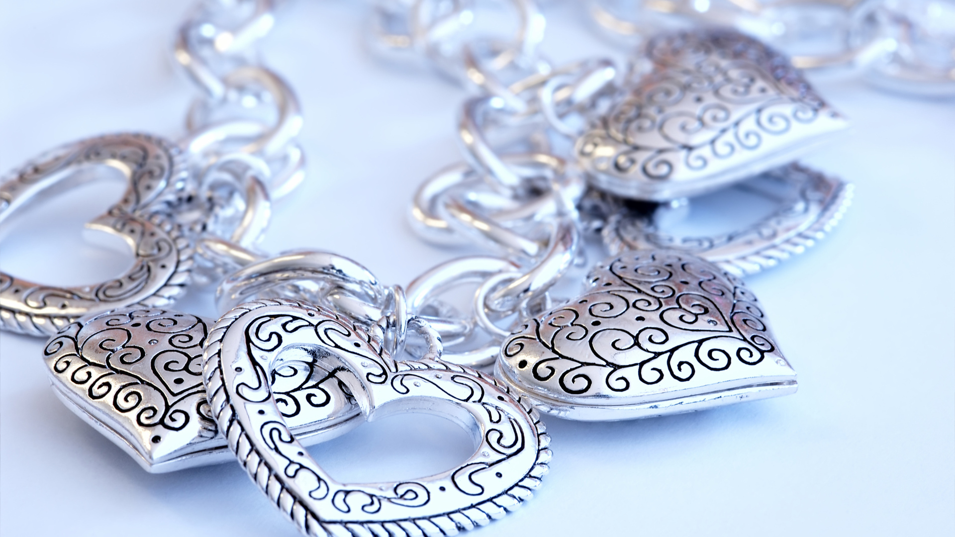 Красивые серебряные украшения в форме сердца