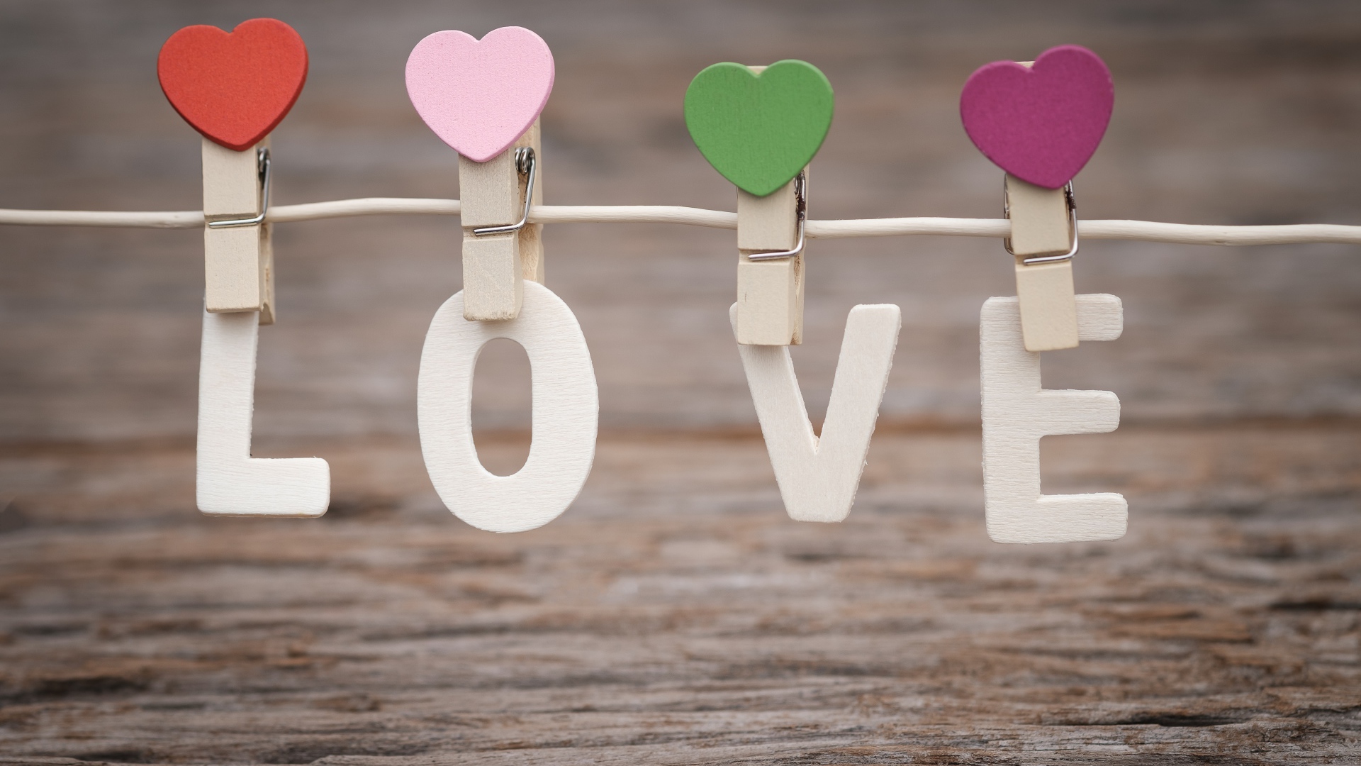 Буквы LOVE на прищепках на веревке