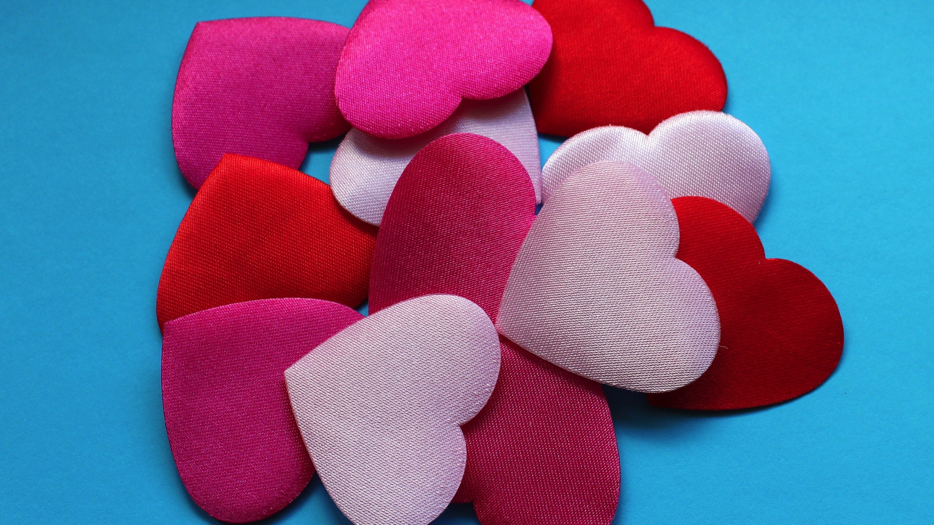 Разноцветные сердечки на голубом фоне