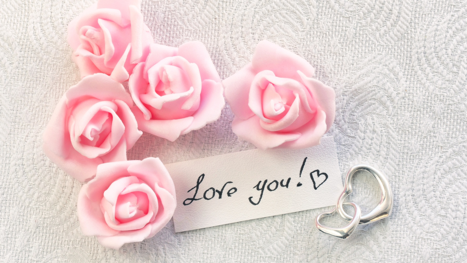 Розовые искусственные розы с сердечками