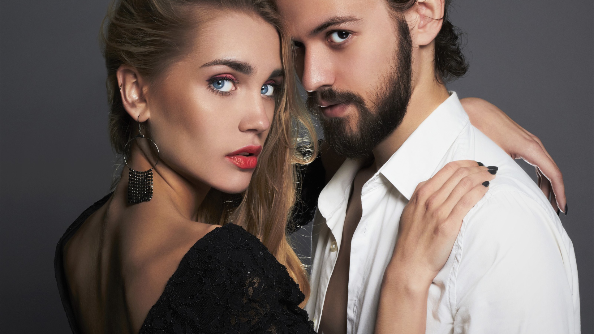Стильная влюбленная пара на сером фоне