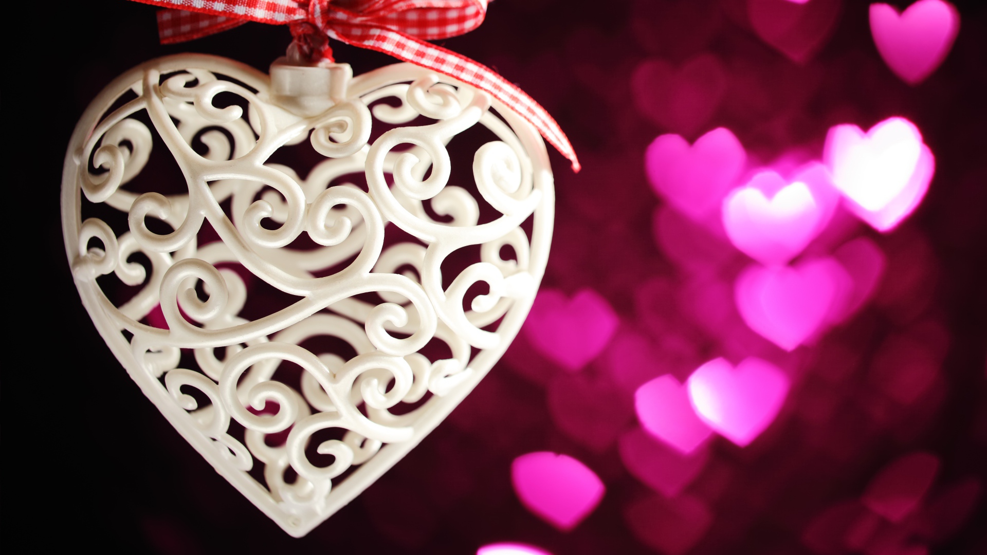 Плетеное белое сердце с бантом 