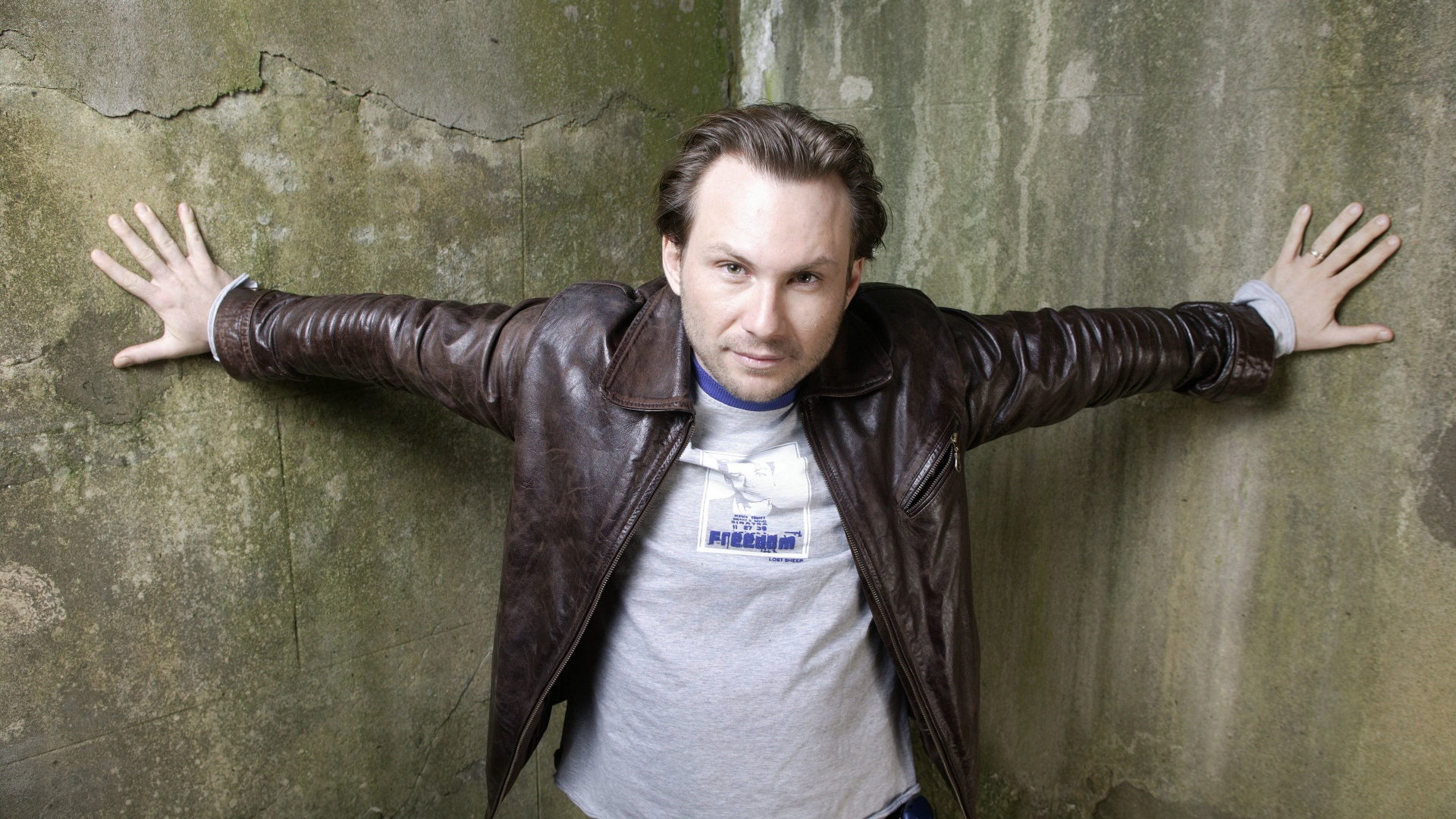 Актер Кристиан Слэйтер в куртке в старой комнате