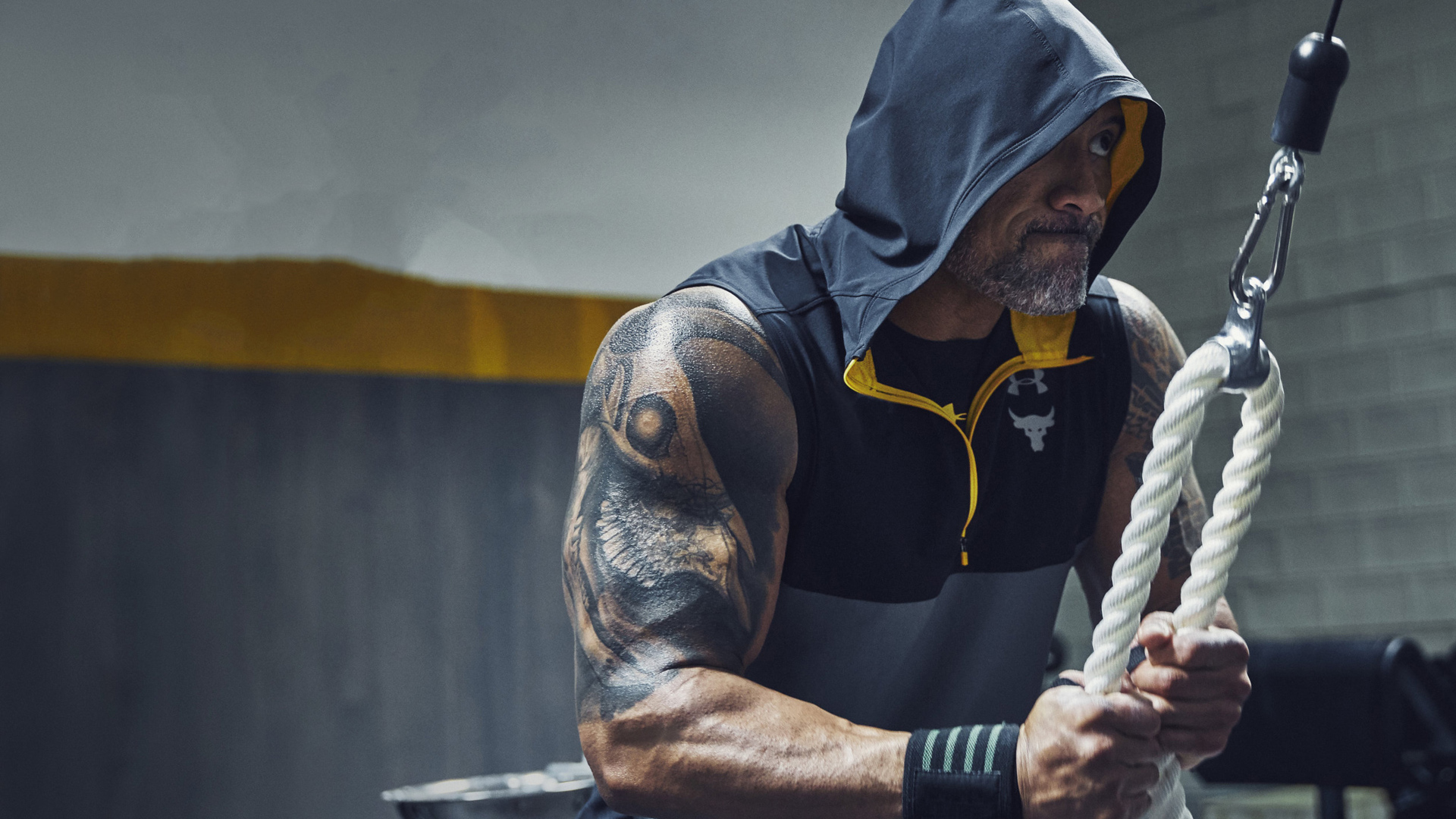 Актер Дуэйн Джонсон занимается в спортзале 