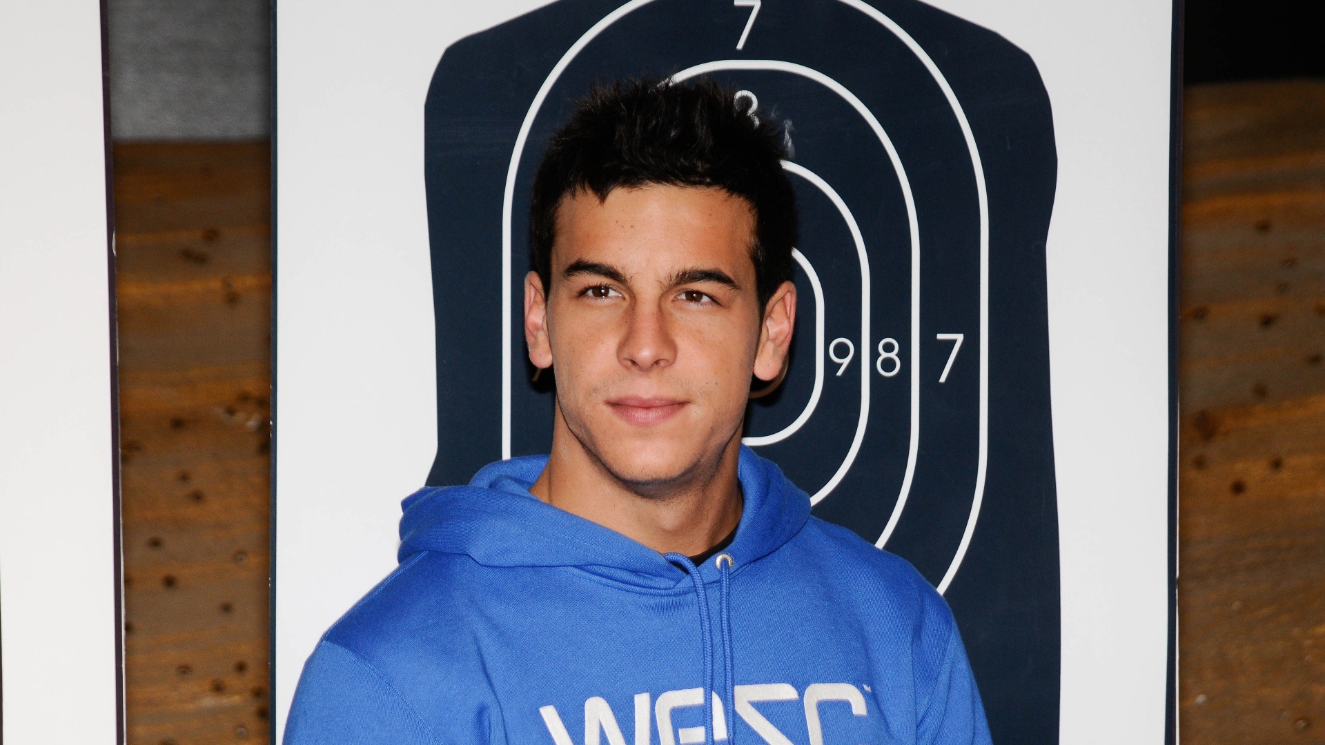 Популярный актер Марио Касас на фоне мишени