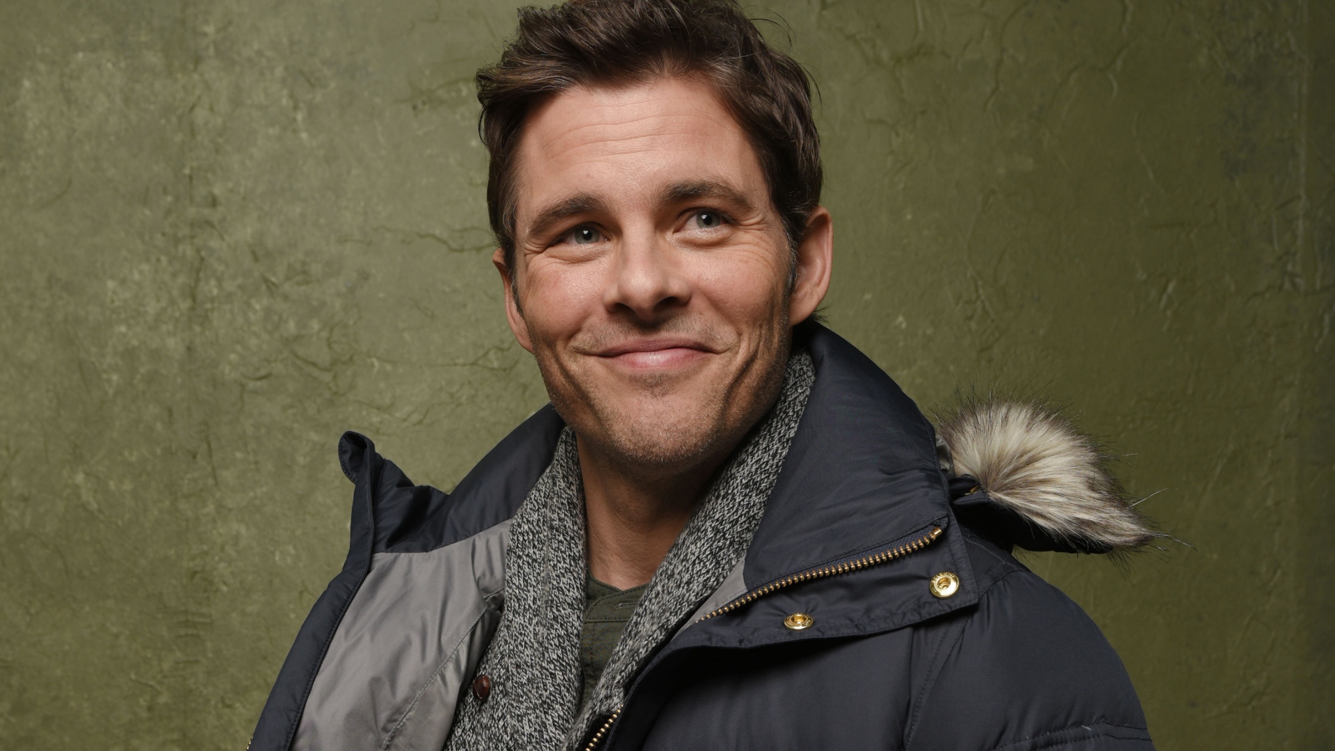 Улыбающийся актер Джеймс Марсден в куртке