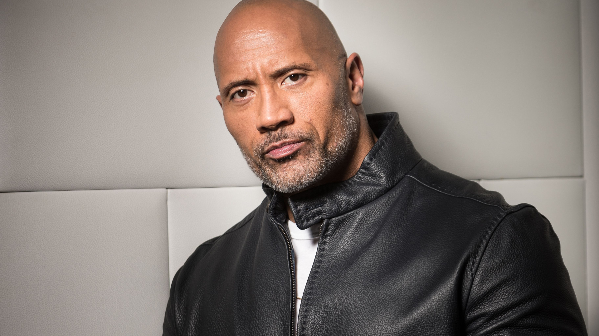 Стильный актер  Дуэйн Джонсон в черной кожаной куртке