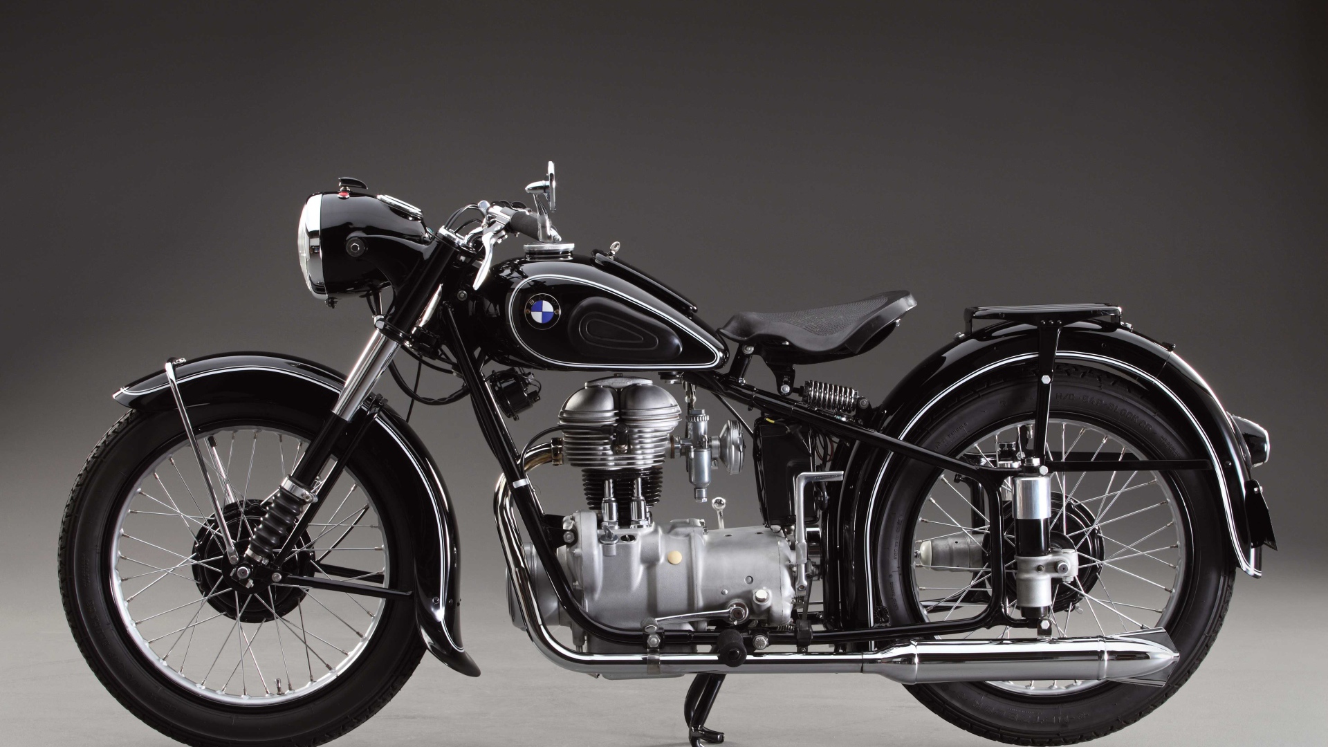 Мотоцикл BMW на сером фоне 