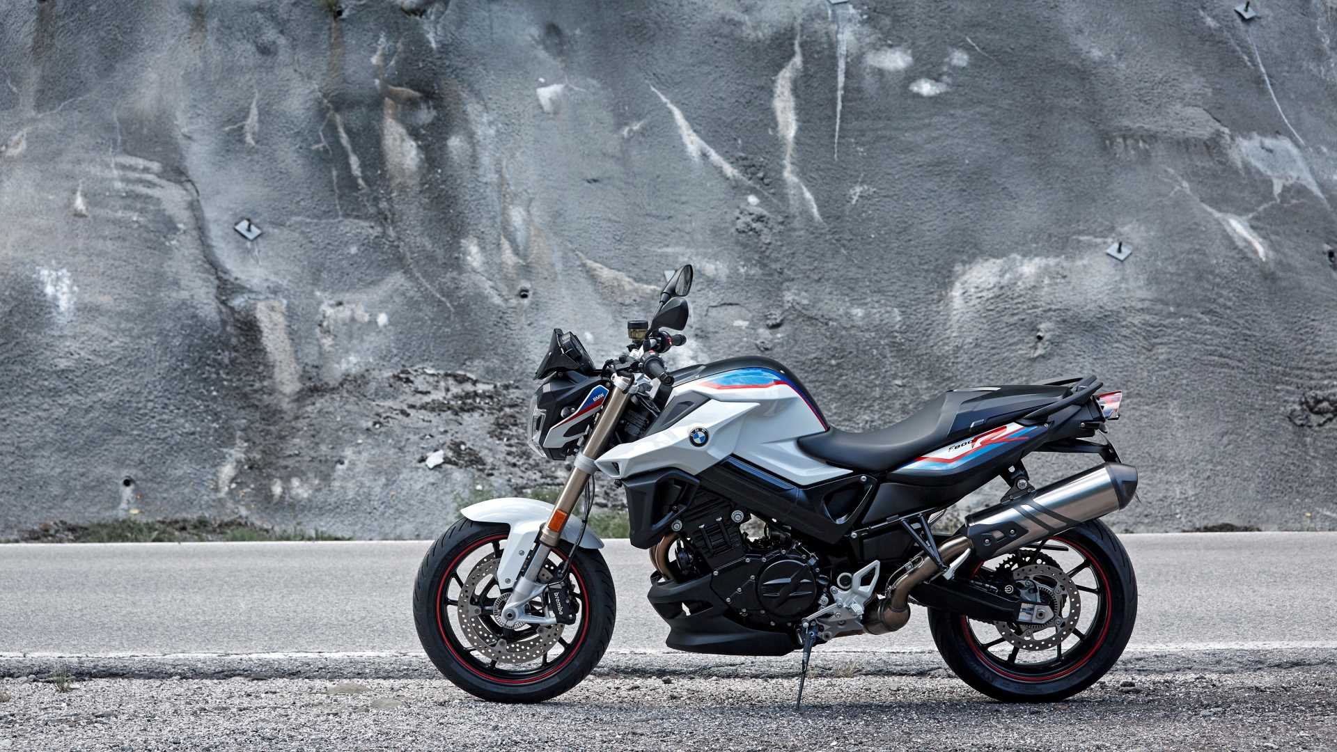 Стильный мотоцикл BMW F 800 R, 2017 у серой стены