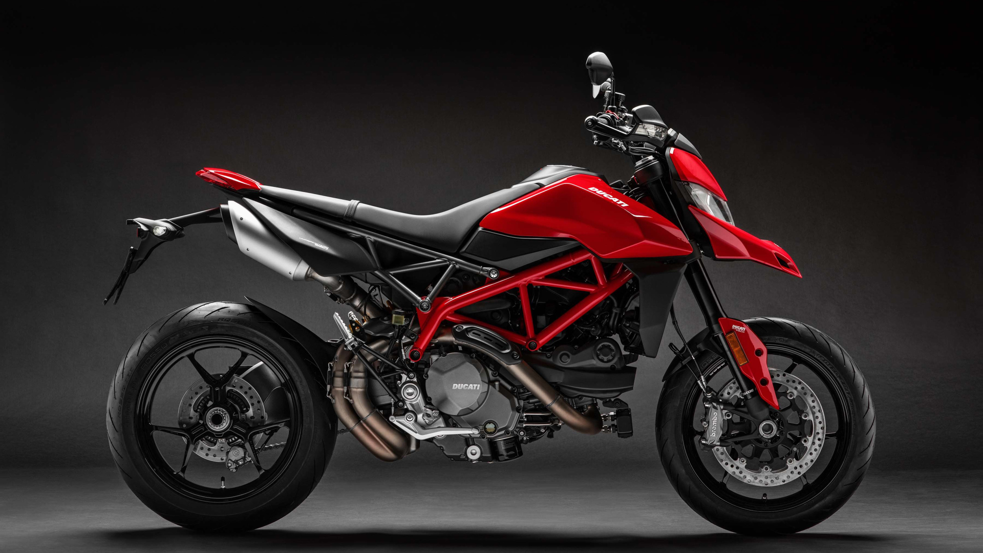 Мотоцикл  Ducati Hypermotard 950, 2019 года на сером фоне