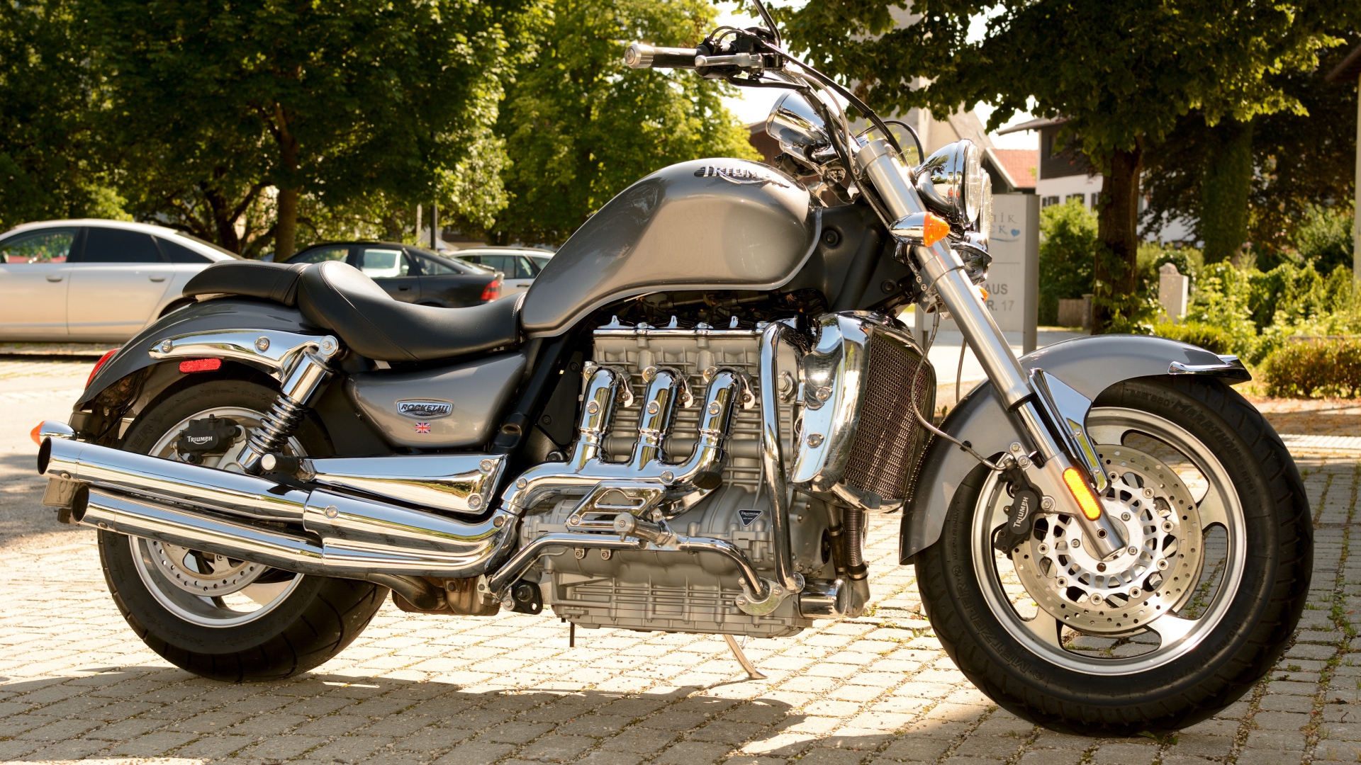 Красивый большой мотоцикл Triumph Rocket III