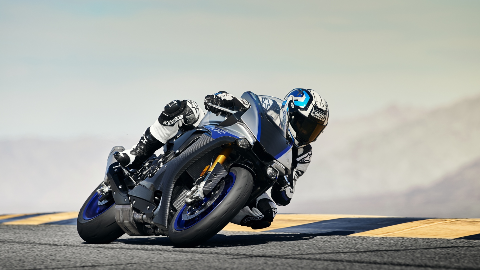 Мотогонщик на трассе на мотоцикле Yamaha YZF-R1M, 2018
