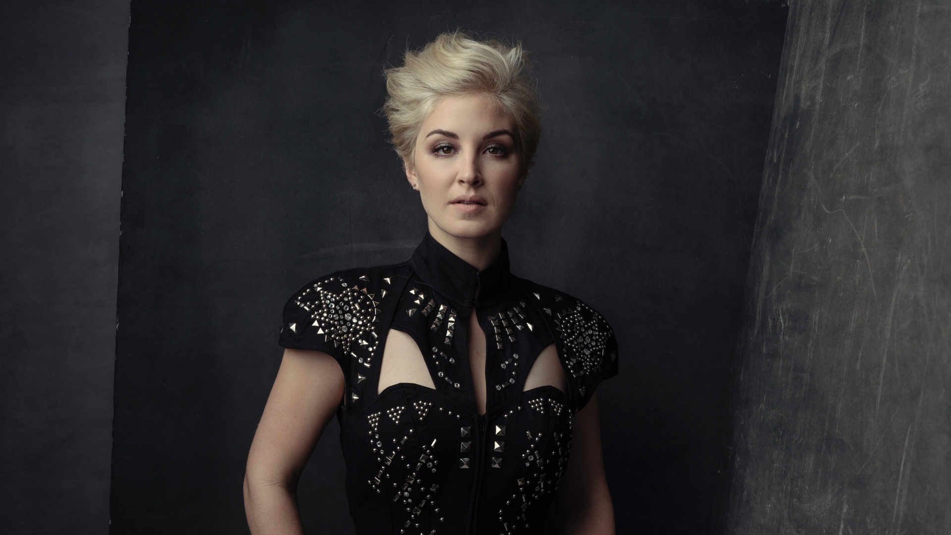 Американская кантри певица Мэгги Роуз в красивом платье 