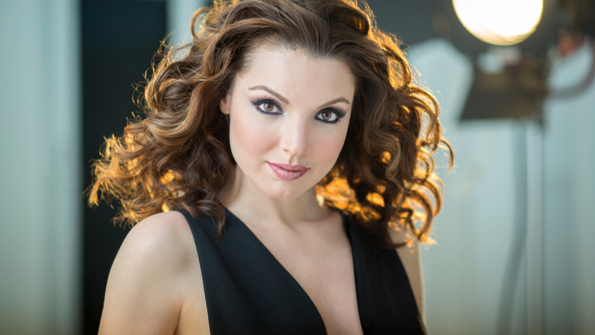 Американская певица сопрано Сара Джой Миллер в черном платье