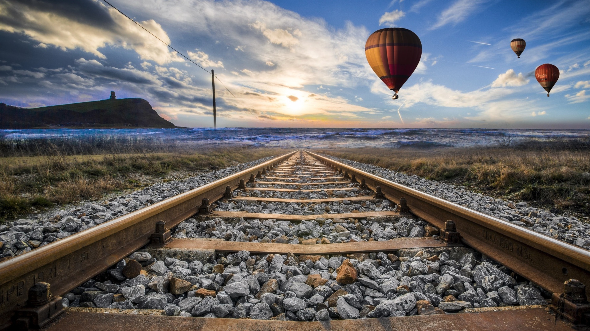 Воздушный шар в красивом голубом небе над железной дорогой
