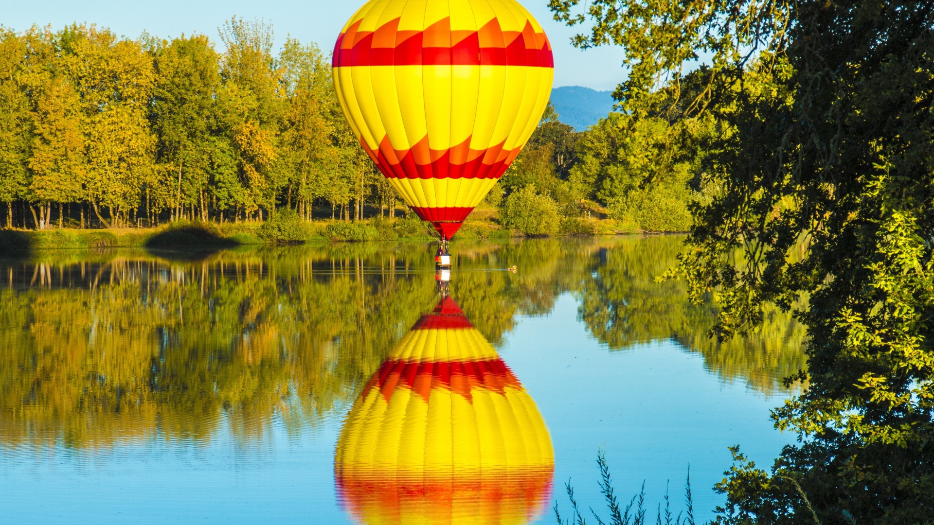 Большой воздушный шар над озером