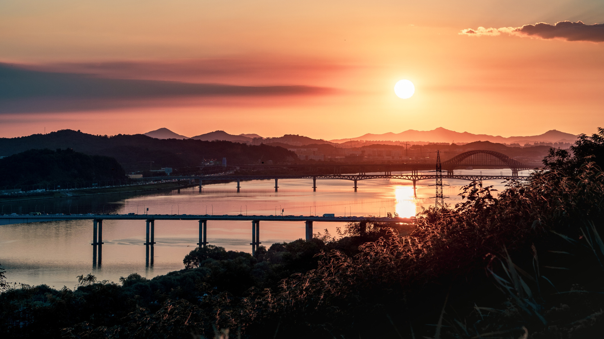 Рассвет над мостами над рекой 