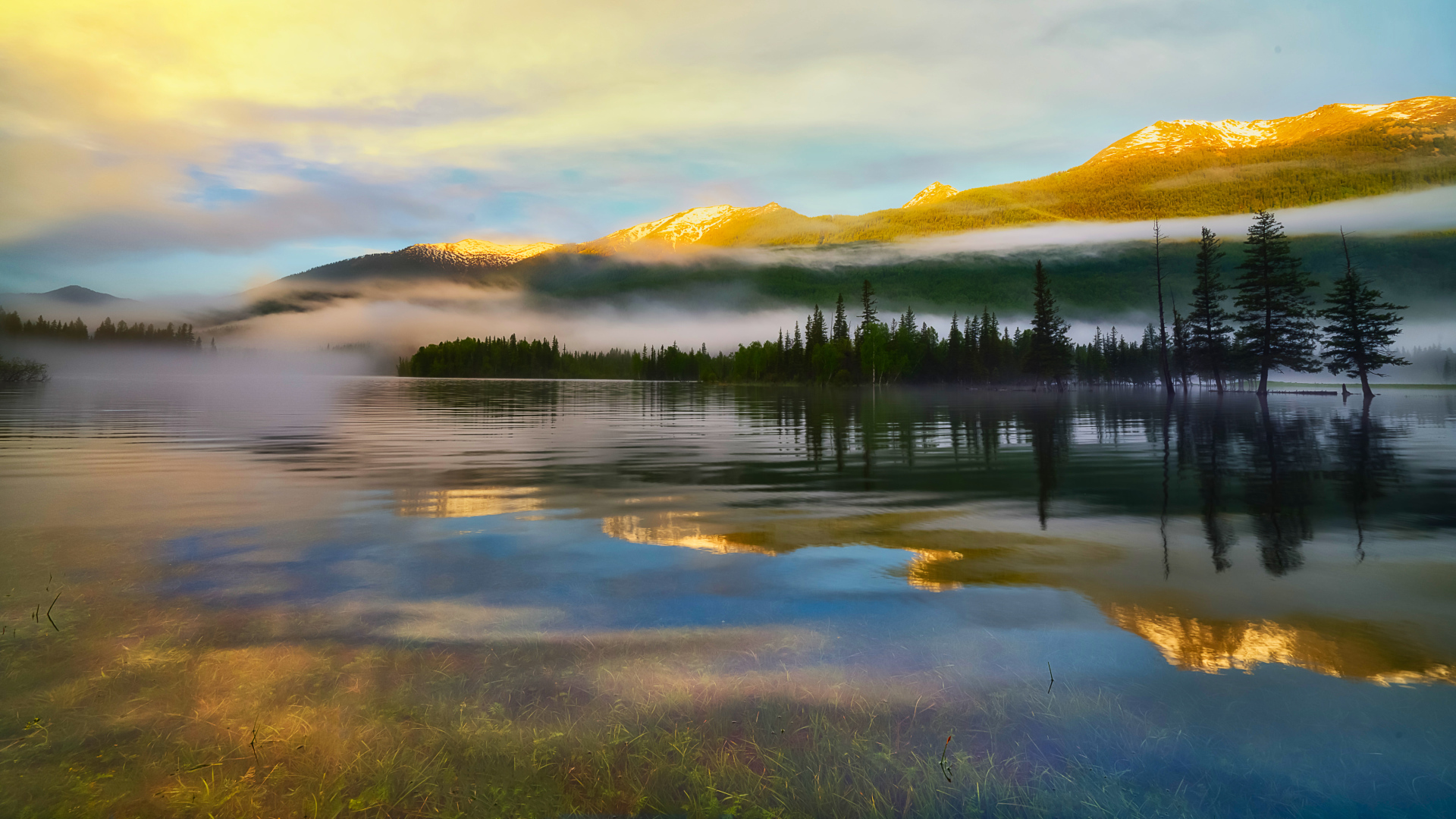 Утренний туман над водой на рассвете в горах 
