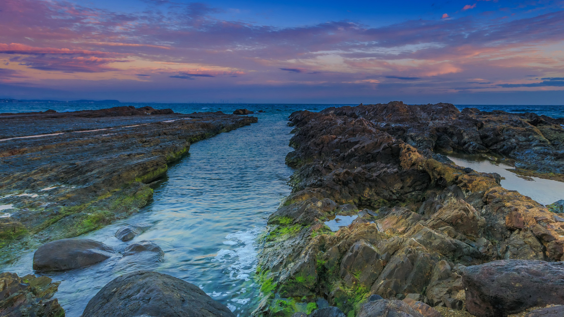 Покрытые мхом камни в морском заливе