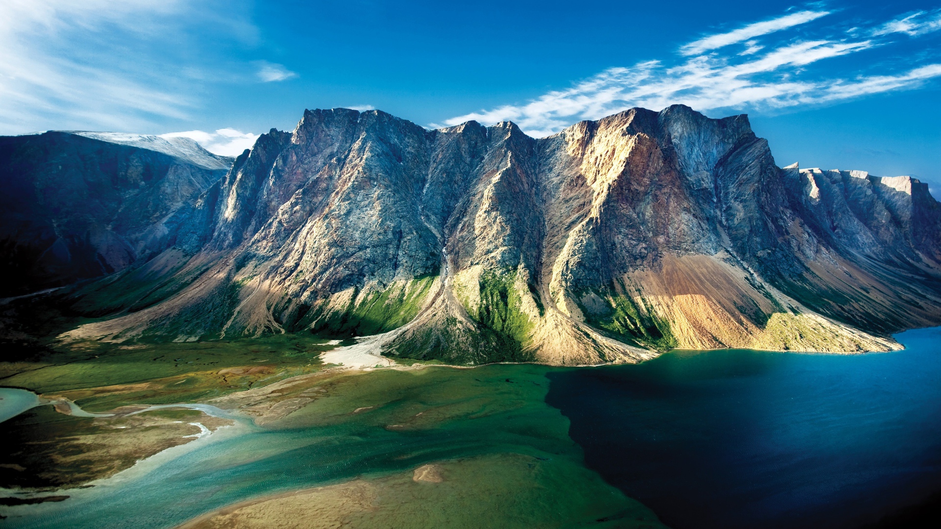 Горы с озером под голубым небом