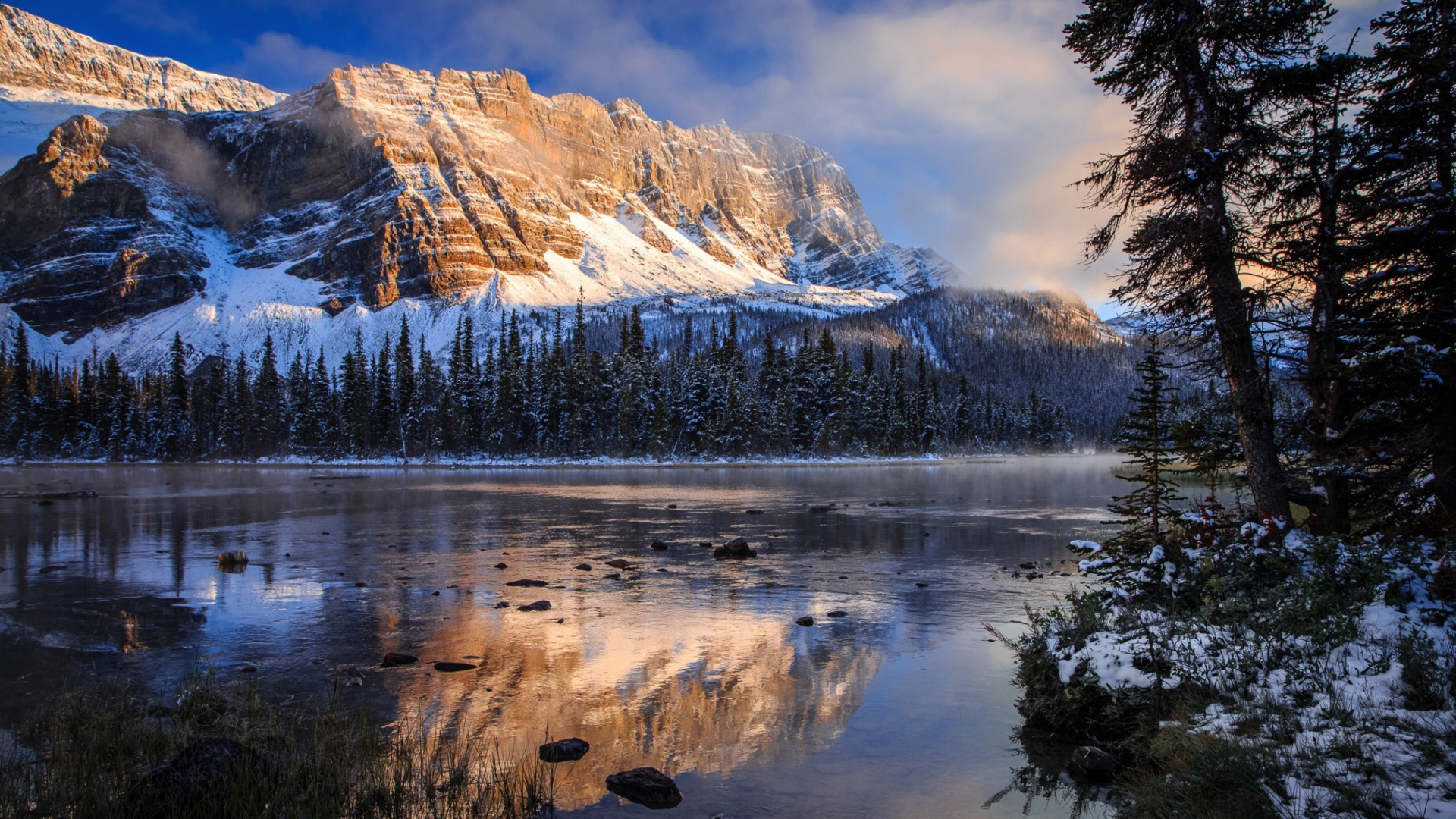 Покрытые снегом горы у заледеневшего озера