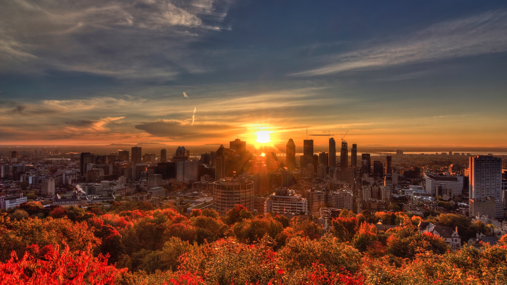 Восход солнца над небоскребами города Монреаль, Канада