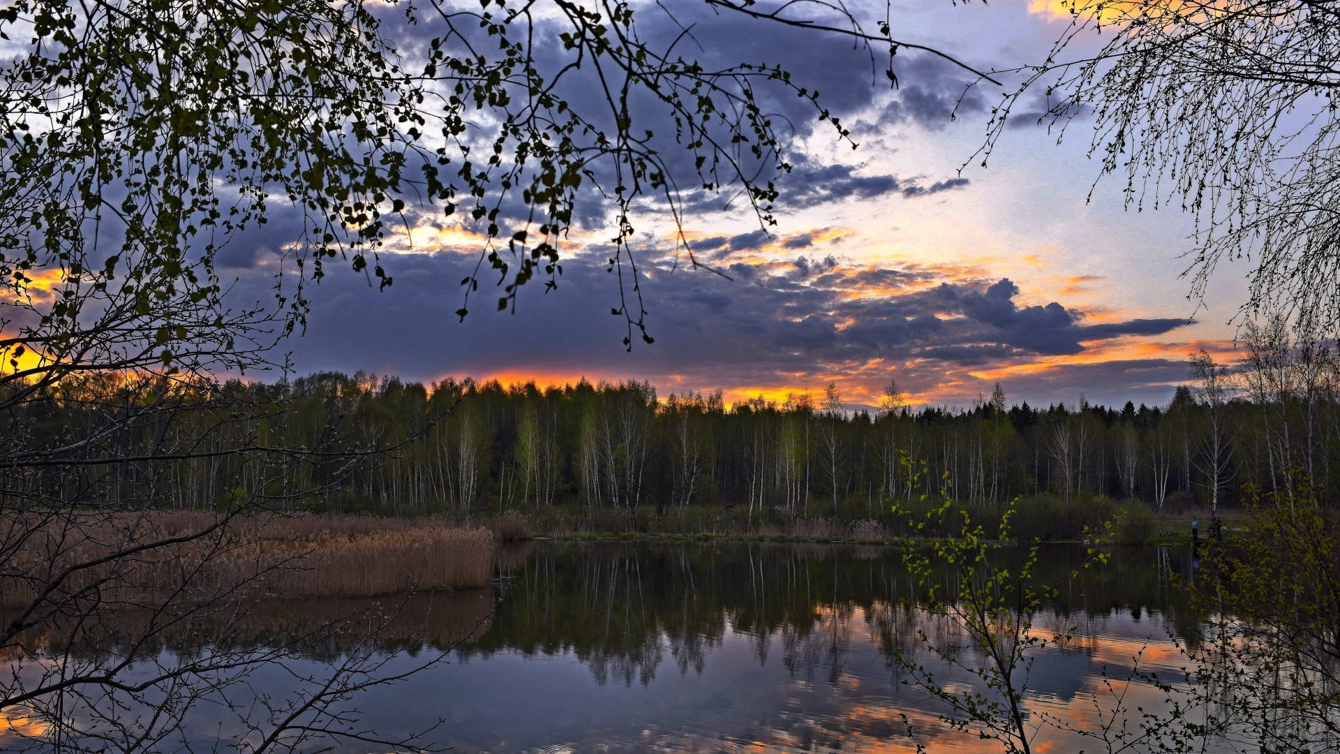 Небо отражается в реке на закате солнца