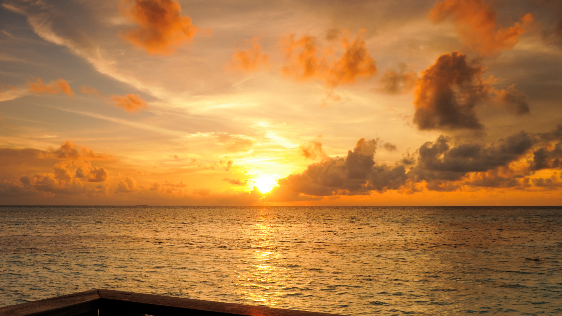 Вид на закат солнца в море, Мальдивы