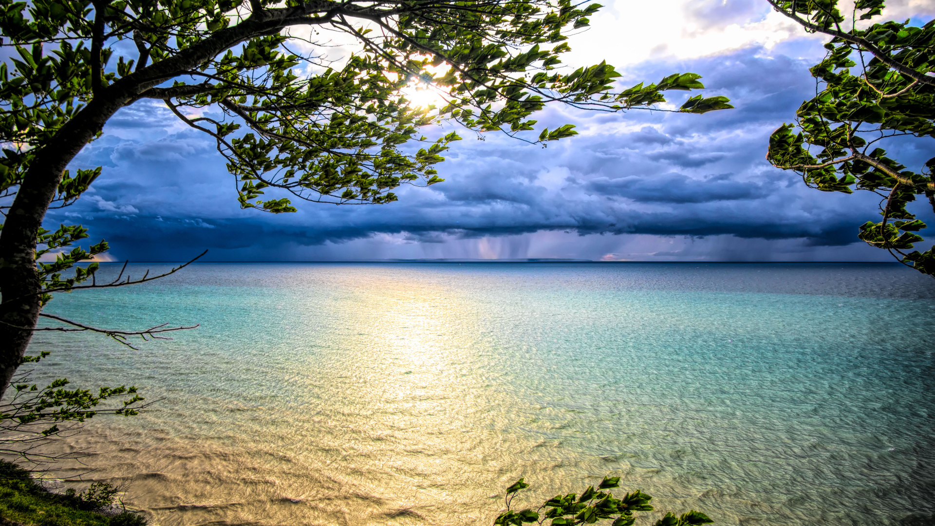 Вид на грозу над океаном 