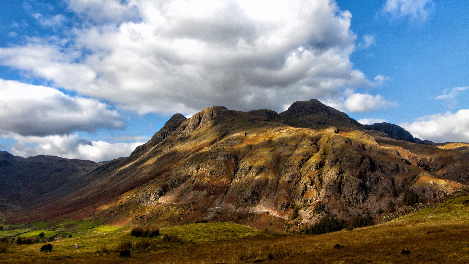 Белые пушистые облака над горой 