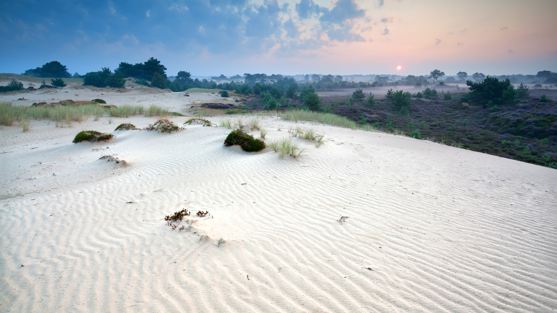 Белый песок под красивым небом 