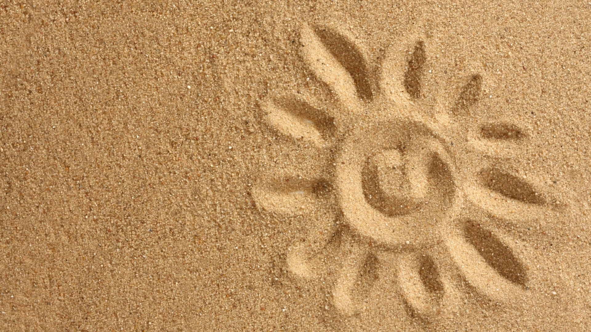 Солнце нарисованное на желтом песке