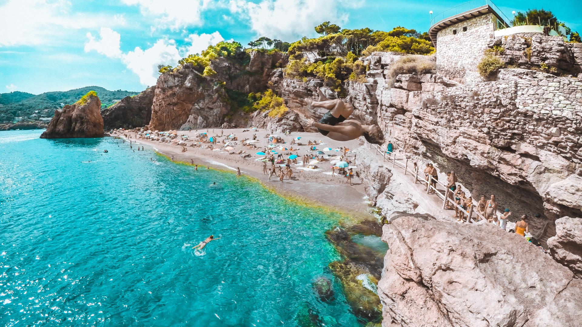 Дикий пляж на побережье Испании