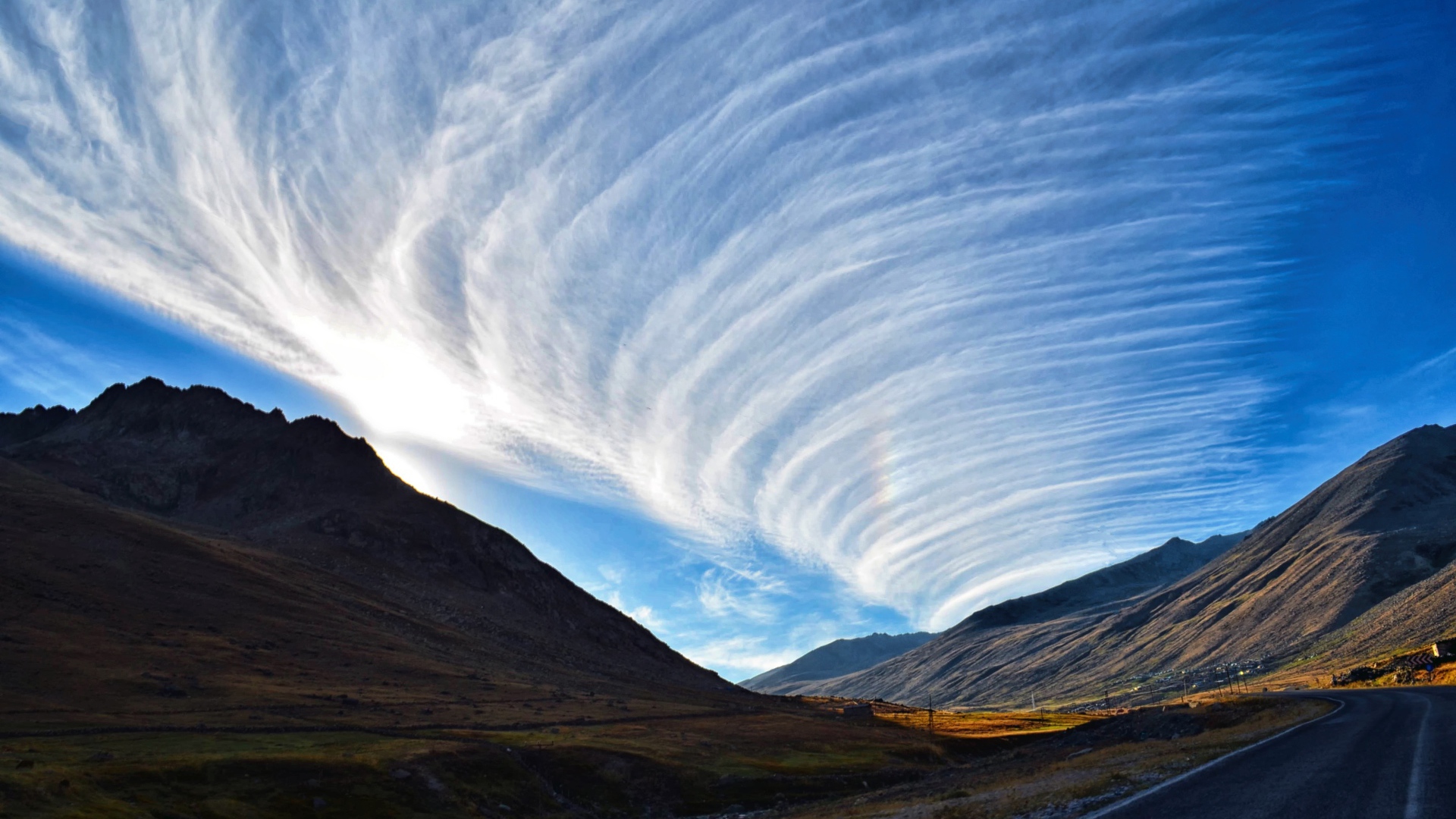 Красивые белые облака в небе над горами