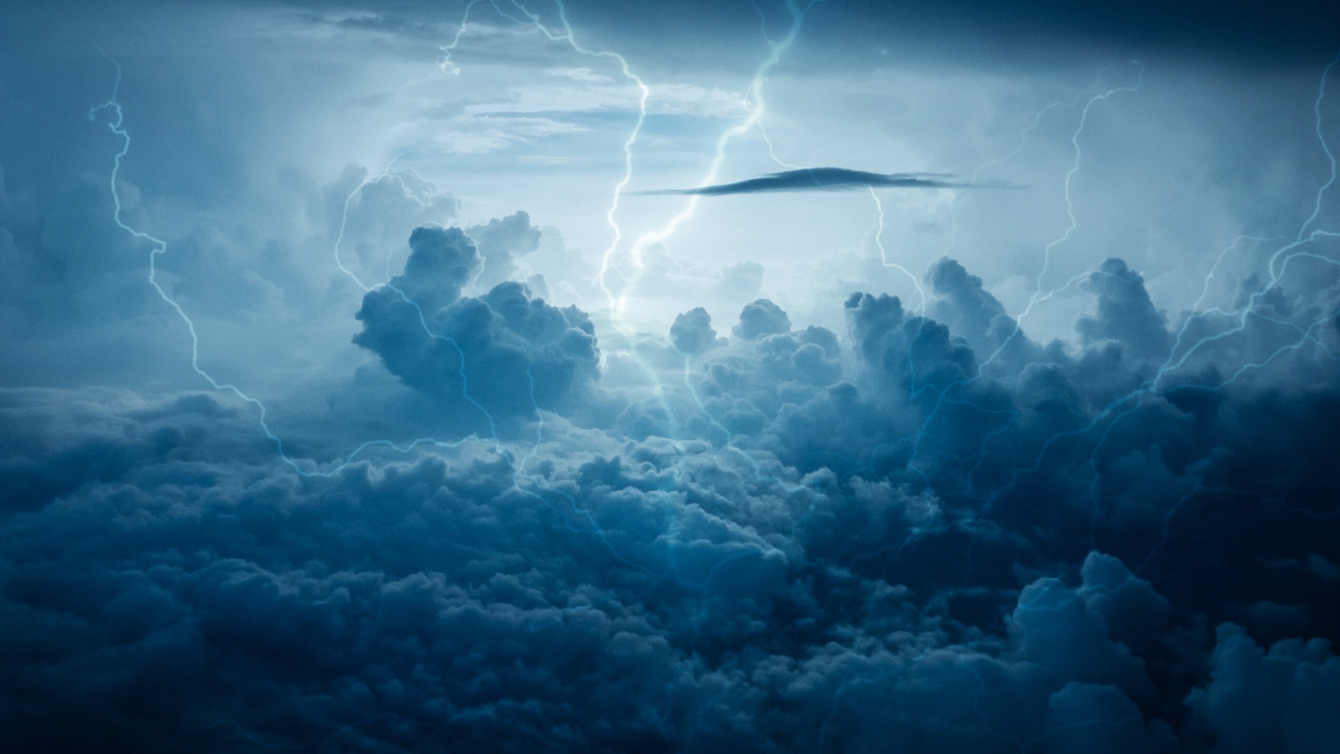 Молнии в облаках во время шторма