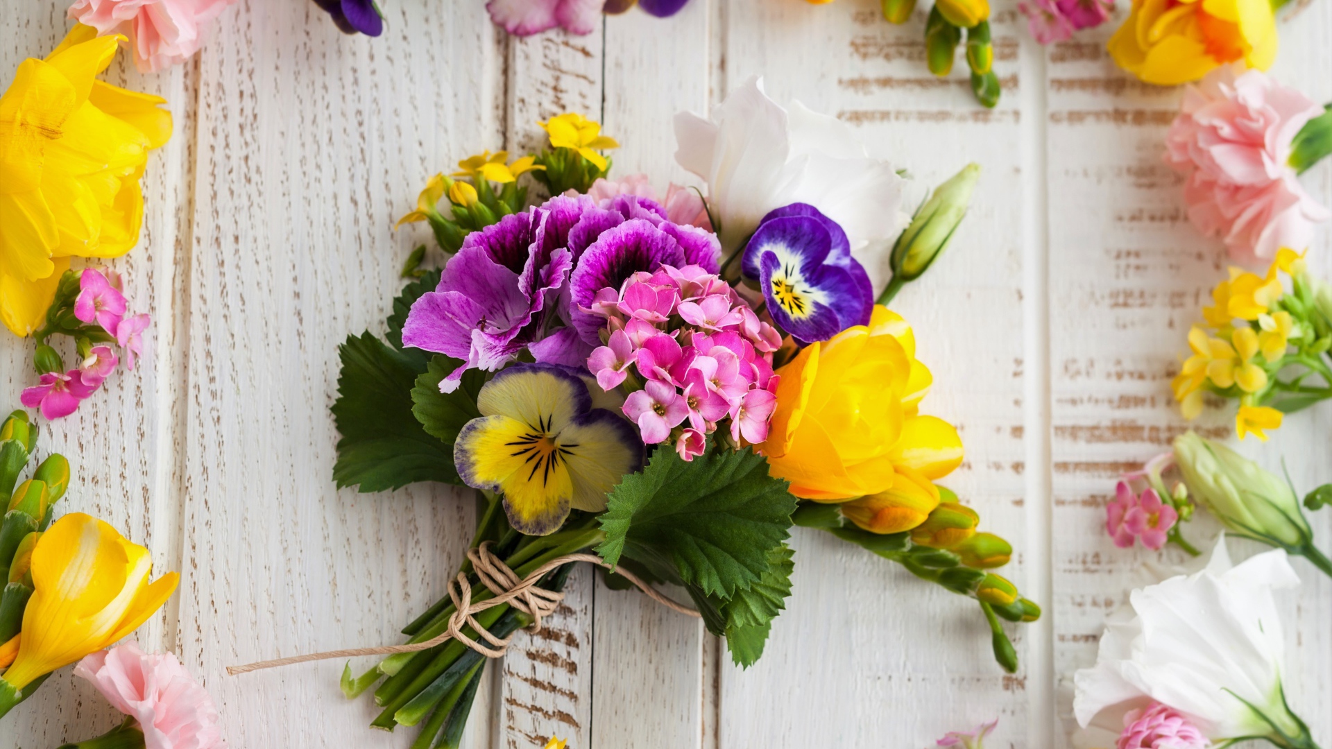 Красивый нежный букет цветов на столе