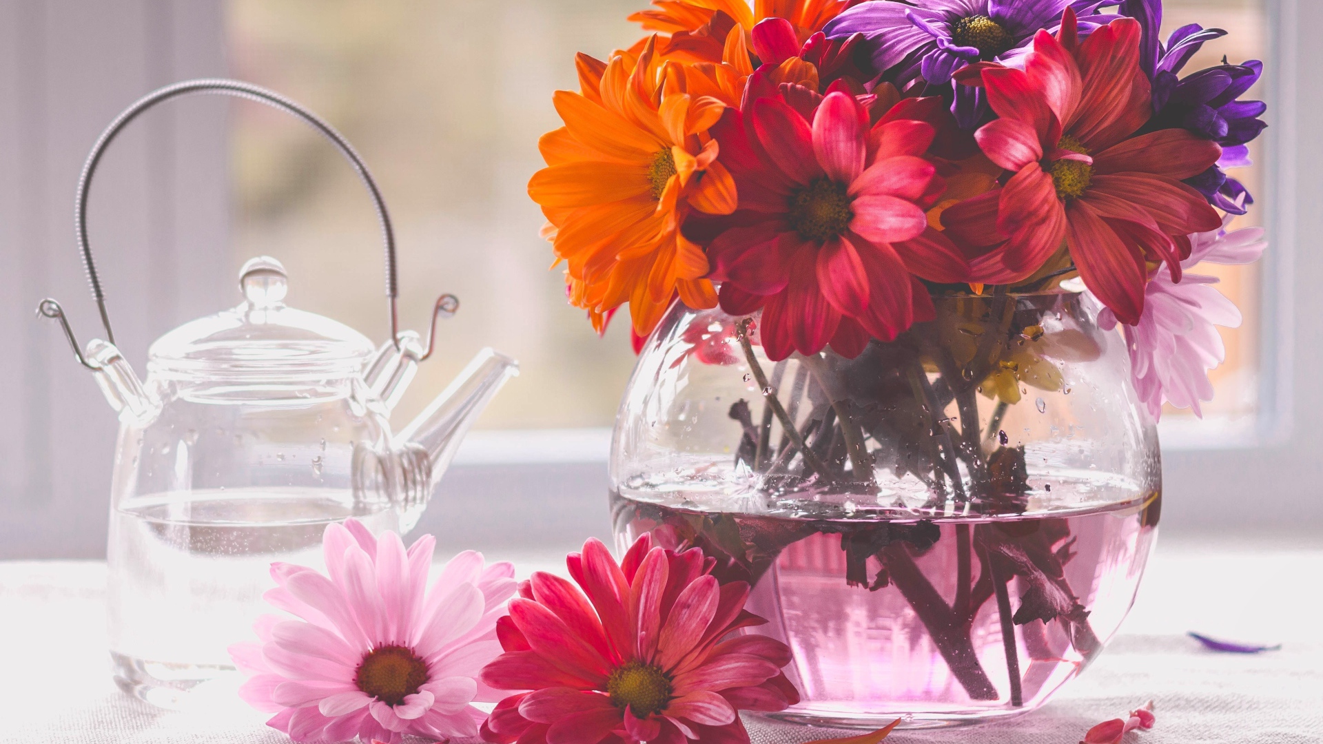 Букет цветов в стеклянной вазе на столе